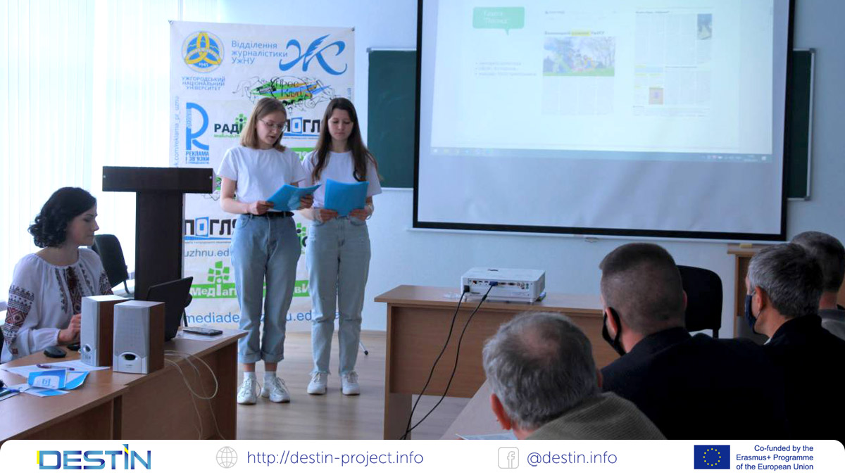 На фото зображено студентів УжНУ котрі проводять захід - день відкритих дверей, для всіх бажаючих.