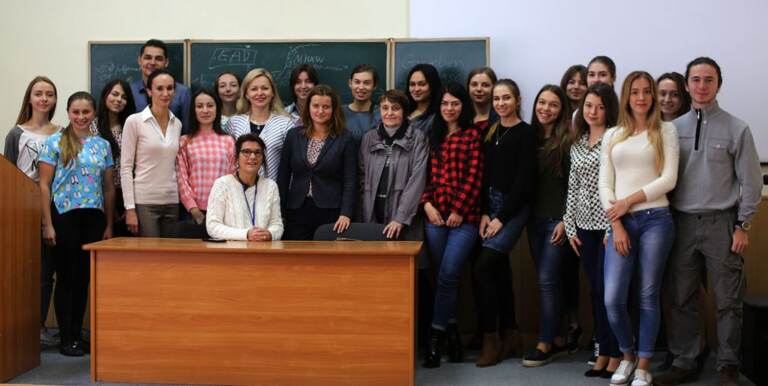 Як зі сміття отримати гроші і врятуватися від екологічних проблем, біологам УжНУ розповідала інженер-еколог з Німеччини